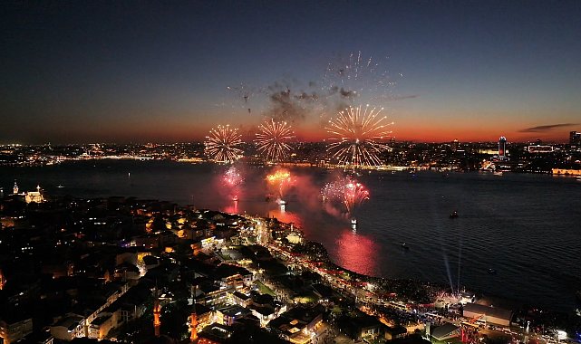 İstanbul Boğazı'ndaki havai fişek gösterisi havadan görüntülendi