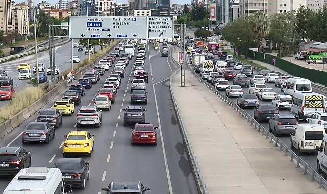 İstanbul'da haftanın ilk iş gününde trafik yoğunluğu yüzde 51 olarak ölçüldü