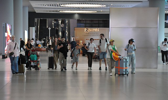 İstanbul'daki havalimanlarında dönüş yoğunluğu sürüyor