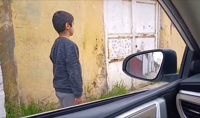 İstiklal Marşı'na yolda eşlik eden Emre'ye ödül