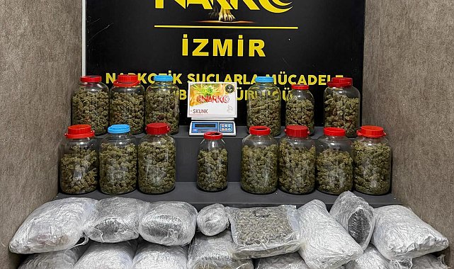 İzmir'de 39 kilo kokain, 21 kilo skunk ele geçirildi; 4 tutuklama