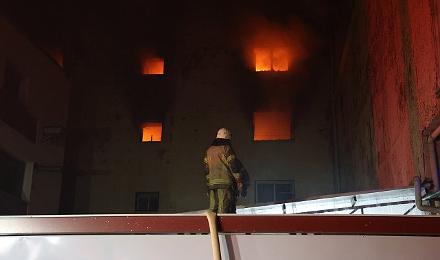 İzmir'de 5 katlı ayakkabı imalathanesinde çıkan yangın söndürüldü