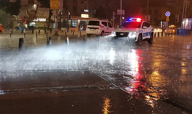 İzmir'de kısa süreli sağanak yağış etkili oldu