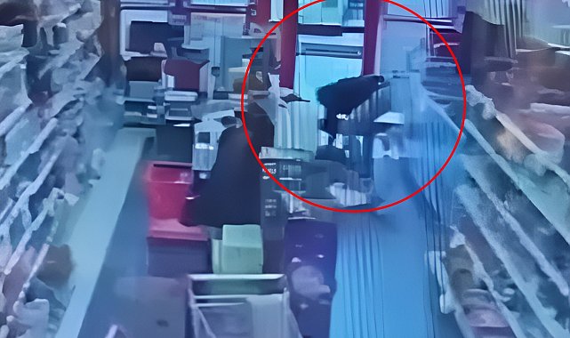 Jandarma personelinin, marketteki müşteriyi kalp masajıyla hayata bağladığı anlar kamerada
