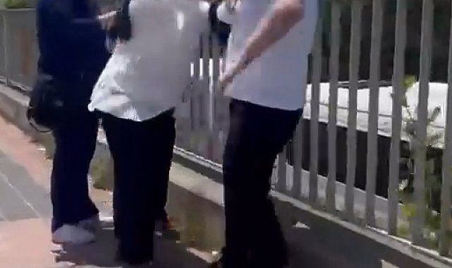 Kadını darbeden erkeği, başka bir kadın iterek uzaklaştırdı; o anlar kamerada