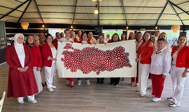 Kadınların el emeği motifleri, dev Türkiye haritasına dönüştü