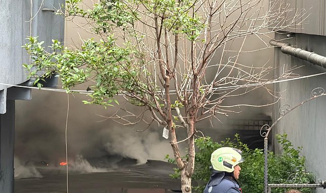 Kağıthane'de metruk binada çıkan yangın bitişiğindeki binaya sıçradı