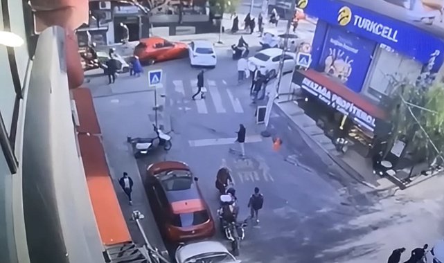 Kağıthane'de otomobille çarpışan aracın dürümcü dükkanına girdiği kaza kamerada
