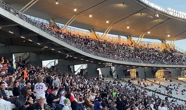 Kanye West'in konseri öncesi müzikseverler yerlerini aldı