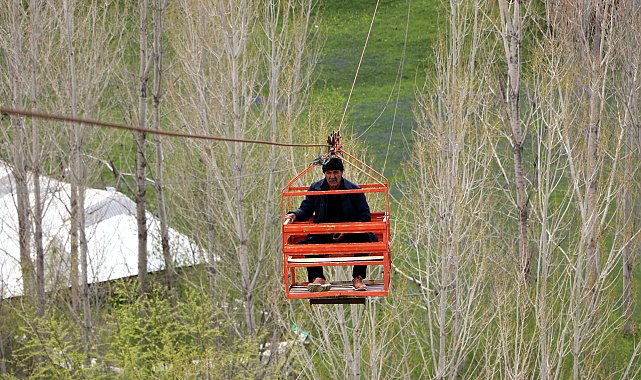 Karadeniz'de gördü, Van'da uyguladı; teleferik sistemi ile bahçesine 40 dakika yerine 40 saniyede ulaşıyor