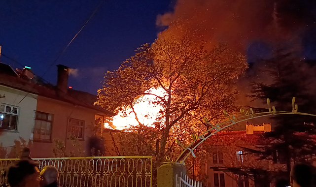 Karaman'da çıkan yangında 2 ev kullanılamaz hale geldi