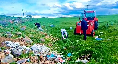 Kars'ta muhtarlar el ele verdi, köy girişlerindeki çöpleri temizledi