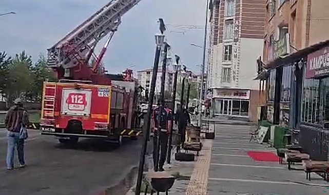 Kars'ta şiddetli rüzgârda bir apartmanın çatısı uçtu