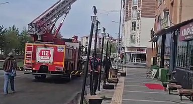 Kars'ta şiddetli rüzgârda bir apartmanın çatısı uçtu