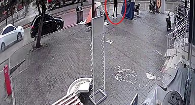 Kask takıp girdiği telefon bayisini soydu