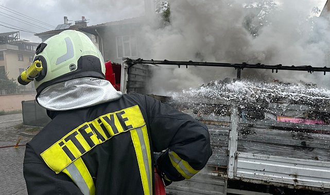 Kastamonu'da kargo yüklü kamyonun kasası yandı