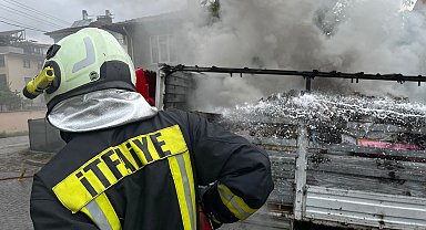 Kastamonu'da kargo yüklü kamyonun kasası yandı