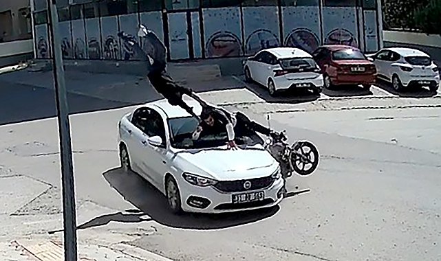 Kavşakta otomobile çarpan motosiklettekiler takla atıp, asfalt zemine düştü