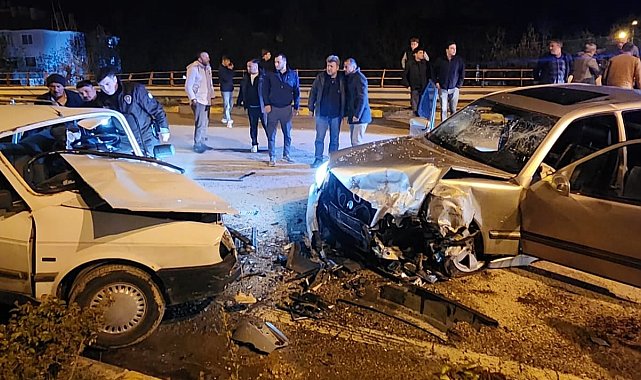 Kavşakta ters yöne giren alkollü sürücünün otomobili, başka otomobille çarpıştı: 6 yaralı