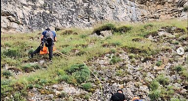 Kayalıklarda mahsur kalan gençleri AFAD kurtardı