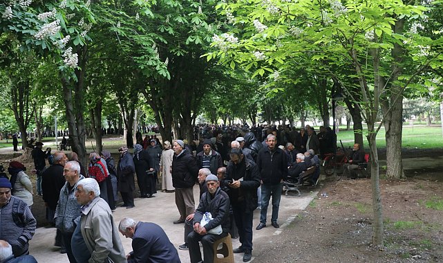 Kayseri'de 300 bin domates fidesi dağıtıldı; metrelerce kuyruk oluştu