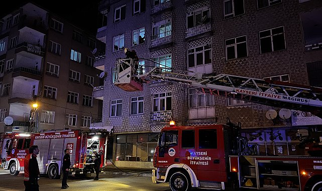 Kayseri'de 4 katlı binanın bodrumunda yangın