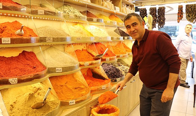 Kayseri'de bayramda geleneksel yöntemle yapılacak sucuk için baharatçılarda yoğunluk