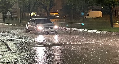 Kayseri'de sağanak sele dönüştü; yollar göle döndü