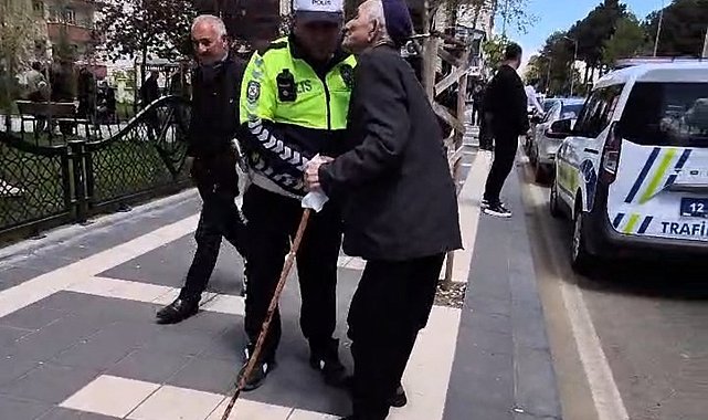 Kendisini yolun karşısına geçiren trafik polisini yanaklarından öptü