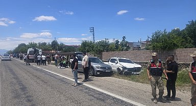 Kilis'te hafif ticari araç ile otomobil çarpıştı; 9 yaralı