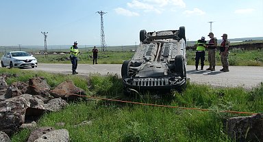 Kilis'te otomobil refüje devrildi; 5 yaralı