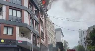 Küçükçekmece'de 4 katlı binanın çatı katında çıkan yangın söndürüldü