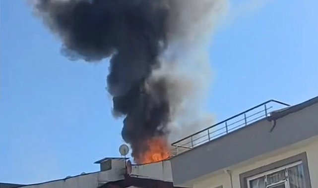 Küçükçekmece'de 4 katlı binanın çatısında çıkan yangın söndürüldü