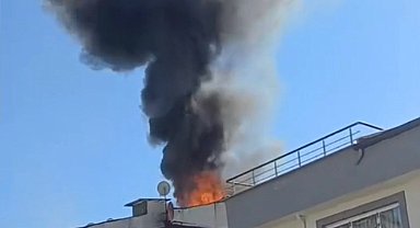Küçükçekmece'de 4 katlı binanın çatısında çıkan yangın söndürüldü