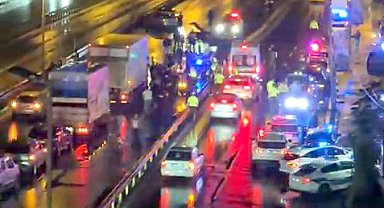 Küçükçekmece'de kazaya müdahale eden trafik polisine otomobil çarptı