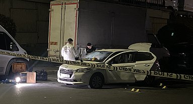 Küçükçekmece'de polisin 'dur' ihtarına uymadı, kaçarken kaza yaptı: 1 polis yaralandı, 2 gözaltı