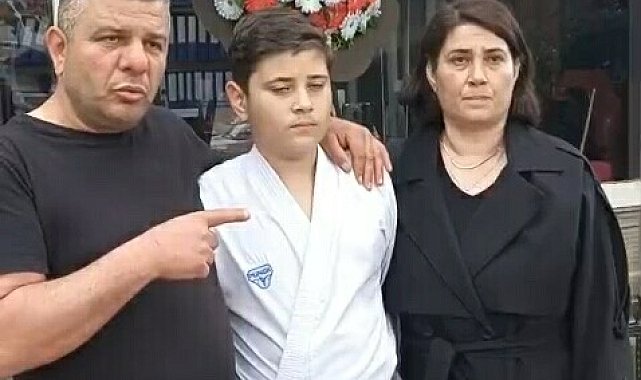 Kulüple ilişiği kesilen milli karatecinin babasından belediye önünde siyah çelenkli protesto