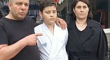 Kulüple ilişiği kesilen milli karatecinin babasından belediye önünde siyah çelenkli protesto