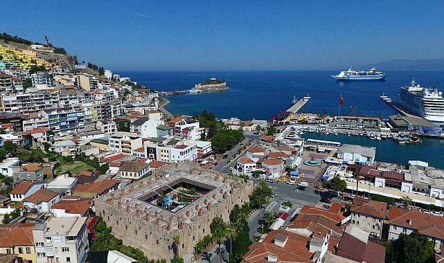 Kuşadası'nda, bayram tatilinin 9 güne çıkarılması turizmcileri sevindirdi