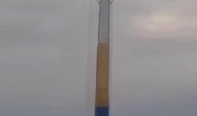 Lunaparkta arızalanan oyuncakta baş aşağı mahsur kaldılar