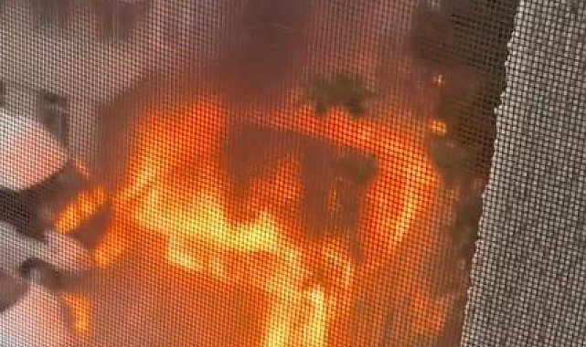 Mahalle sakinleri otomobili iterek alevlerden uzaklaştırmaya çalıştı