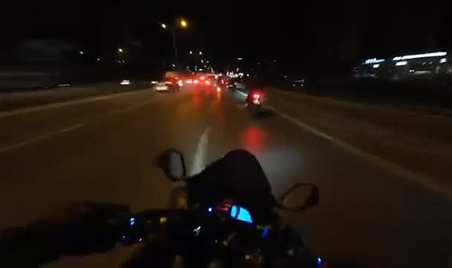 Maltepe'de sürücüsünün direksiyon hakimiyetini kaybettiği otomobil devrilerek bariyerlere çarptı