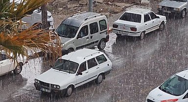 Manisa'da sağanak ve dolu yağışı etkili oldu