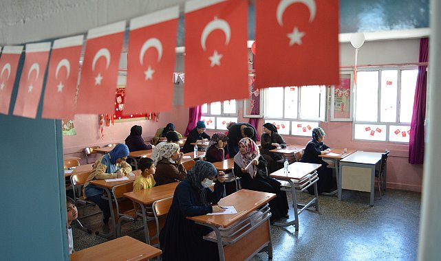 Mardin'de anneler önce kitap okudu, ardından çocuklarının oturduğu sıralarda sınava girdi