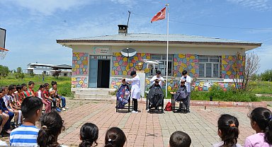 Meslek lisesi öğrencileri kırsalda çocukları bayrama hazırlıyor