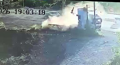Midibüsün çarptığı kamyonet takla attı: 1 ölü, 8 yaralı