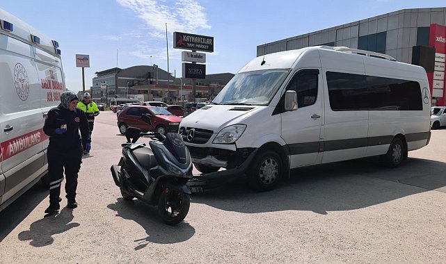 Minibüsle çarpışan motosikletten düşen baba ile kızı yaralandı
