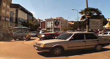 Minibüsün çarptığı kadın yaralandı; kaza kamerada