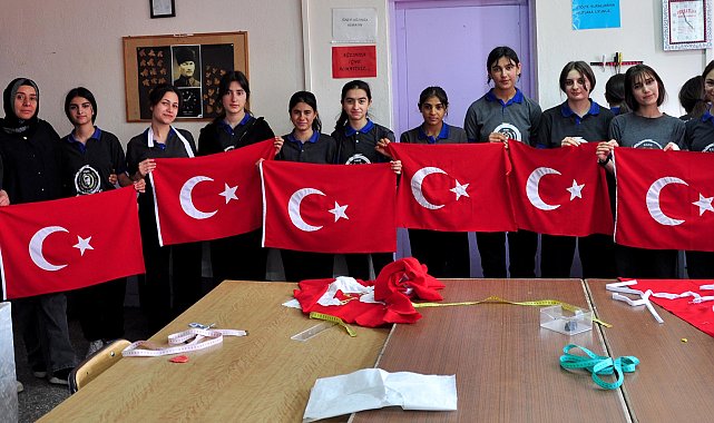 Moda tasarımı öğrencileri, 19 Mayıs için Türk bayrağı dikiyor
