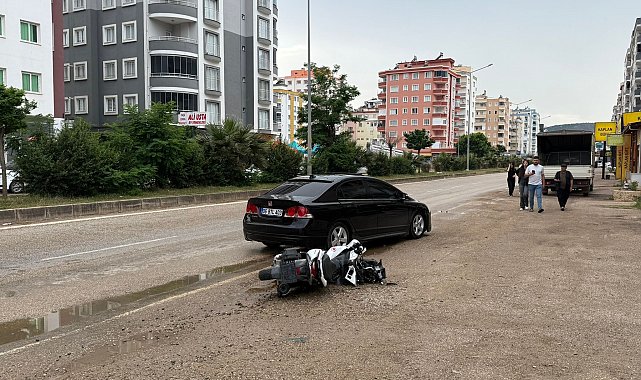 Motosiklet, hafif ticari araç ve otomobilin çarpıştığı kazada 2 kişi yaralandı